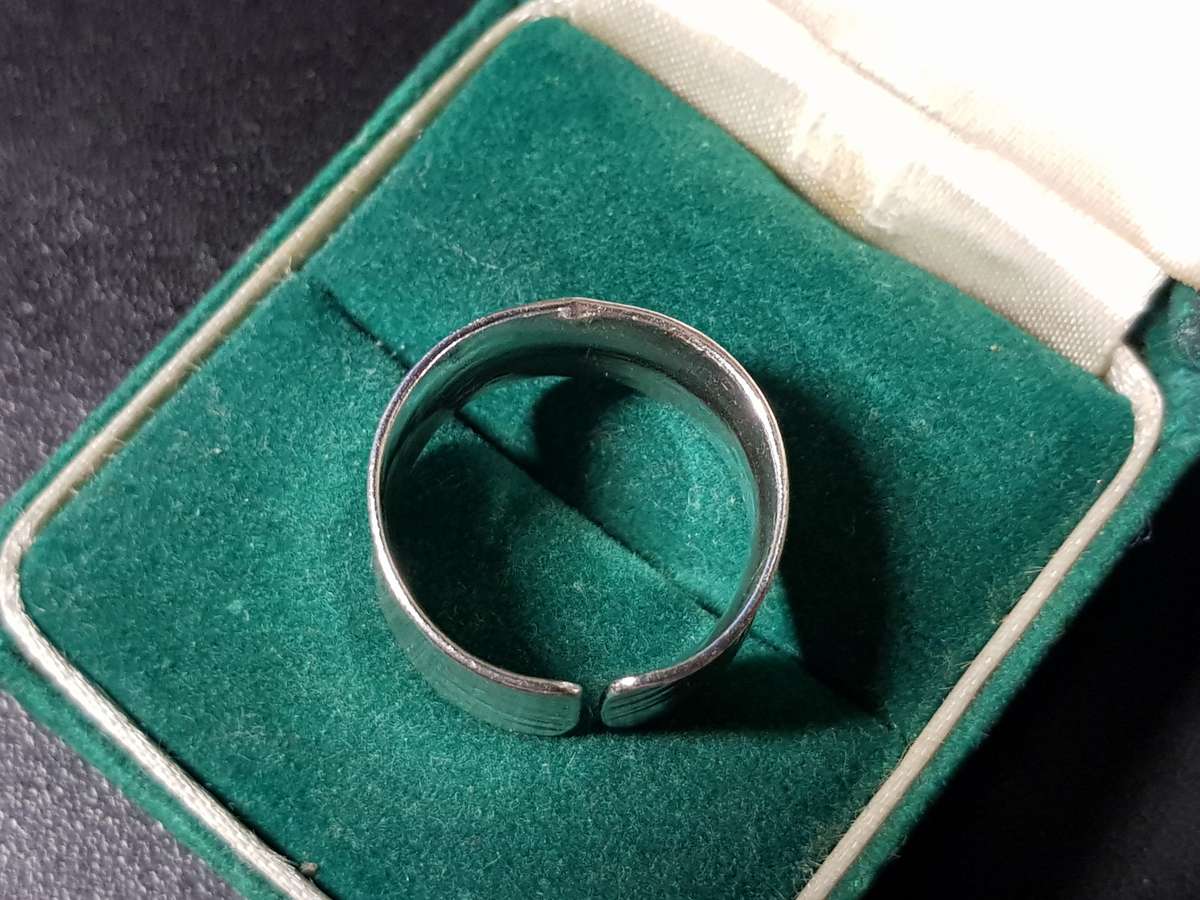 Lovely Genuine Solid Sterling Silver Ring In Excellent Condition - [4,18 g]