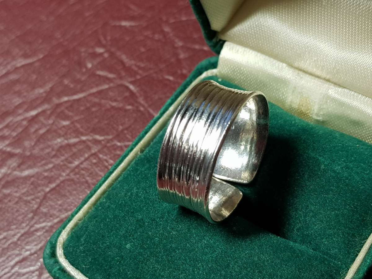 Lovely Genuine Solid Sterling Silver Ring In Very Good Condition - [4,5 g]
