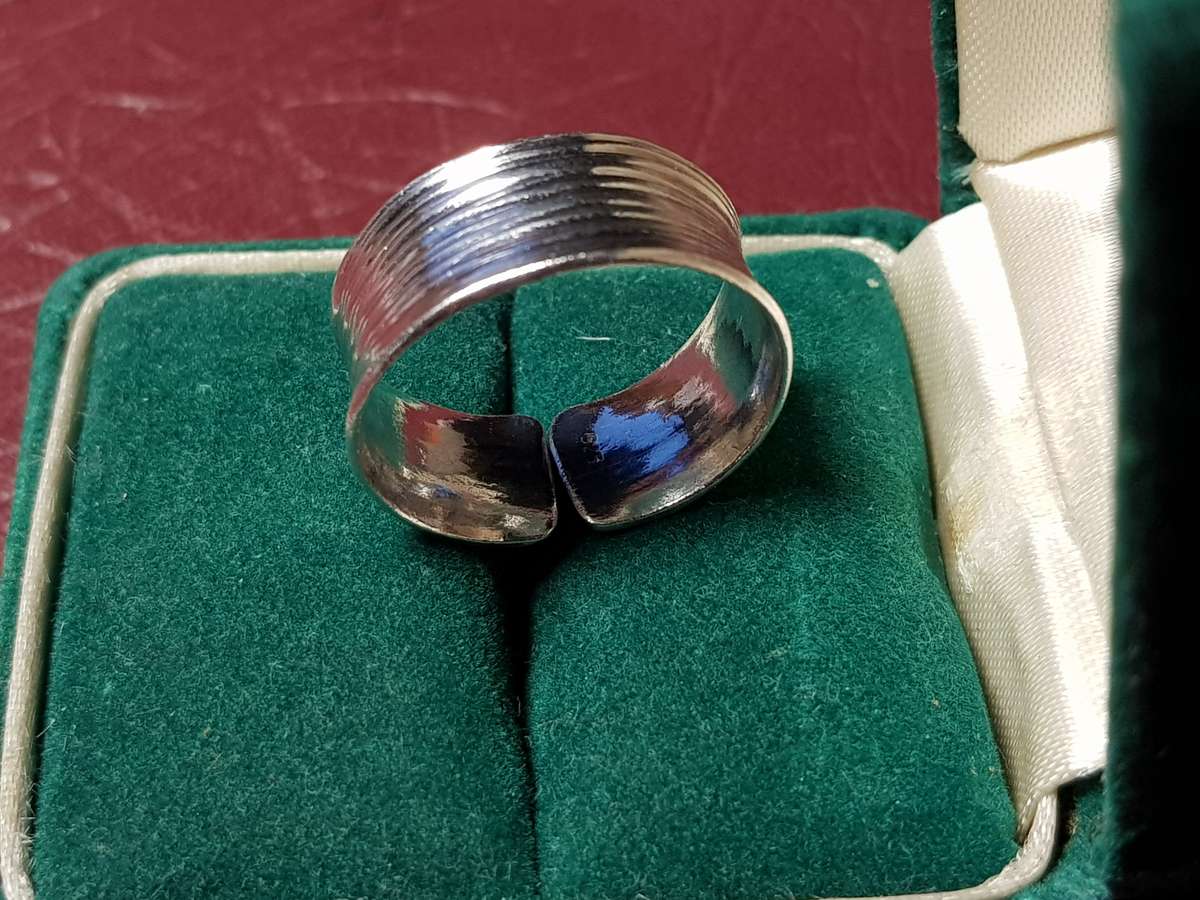 Lovely Genuine Solid Sterling Silver Ring In Very Good Condition - [4,5 g]