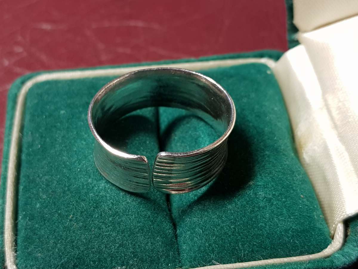Lovely Genuine Solid Sterling Silver Ring In Very Good Condition - [4,5 g]