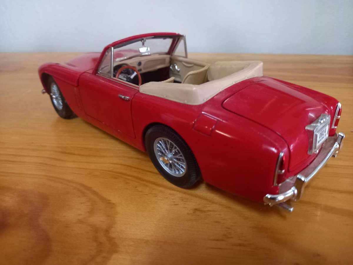 '58 Aston Martin DB 2 MK 111 Cabrio Die Cast Model - 1/18 Scale by T/Make Road Signature  2 Nd  Hand