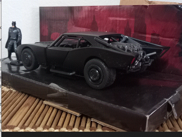 BATMAN Figurine & BATMOBILE  Die Cast Model   Scal 1/32  Absolute Top Make JADA    Reduced    Crazy