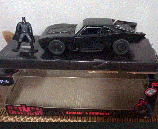 BATMAN Figurine & BATMOBILE  Die Cast Model   Scal 1/32  Absolute Top Make JADA    Reduced    Crazy