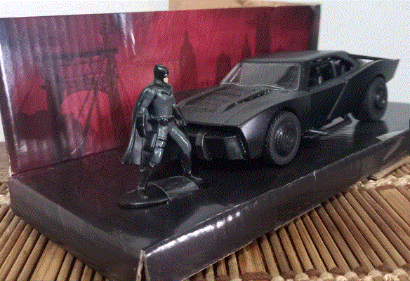 BATMAN Figurine & BATMOBILE  Die Cast Model   Scal 1/32  Absolute Top Make JADA    Reduced    Crazy