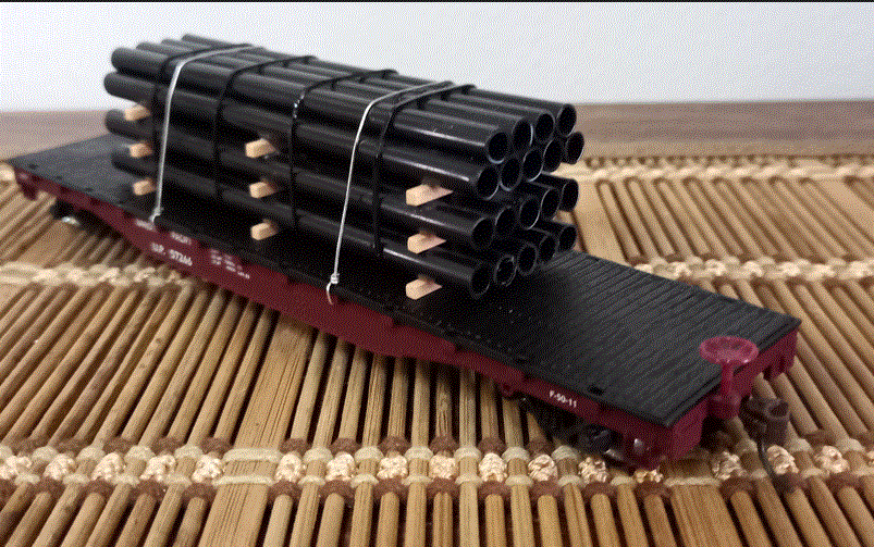 Bachman  Flatbed  Freight Wagon w Freight Strapped on  -Union Pacific - 14 Cm L  HO     New in D/Box