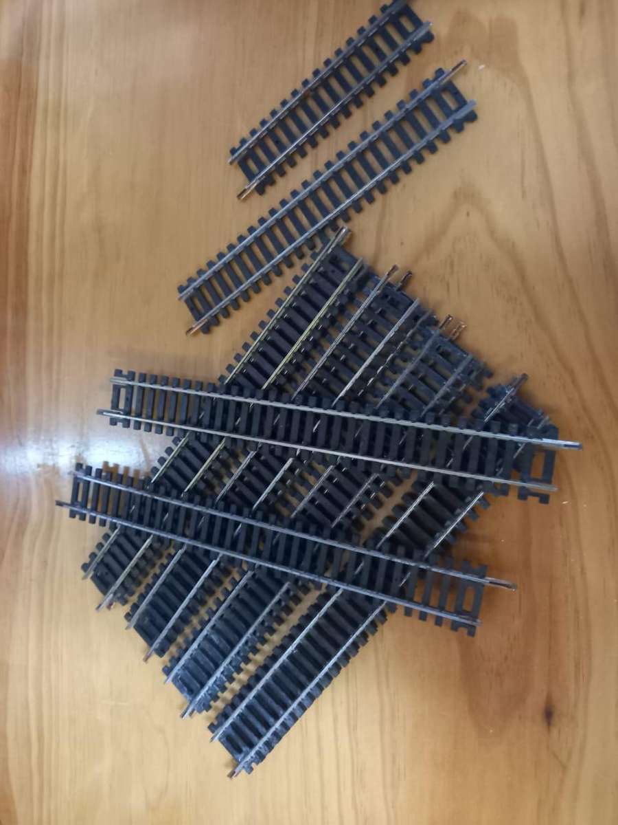 Lima Straight Tracks   HO  x 1 2 + 2 x Medium +2 x Short  Tracks   14 Straight  Tracks    Cleaned