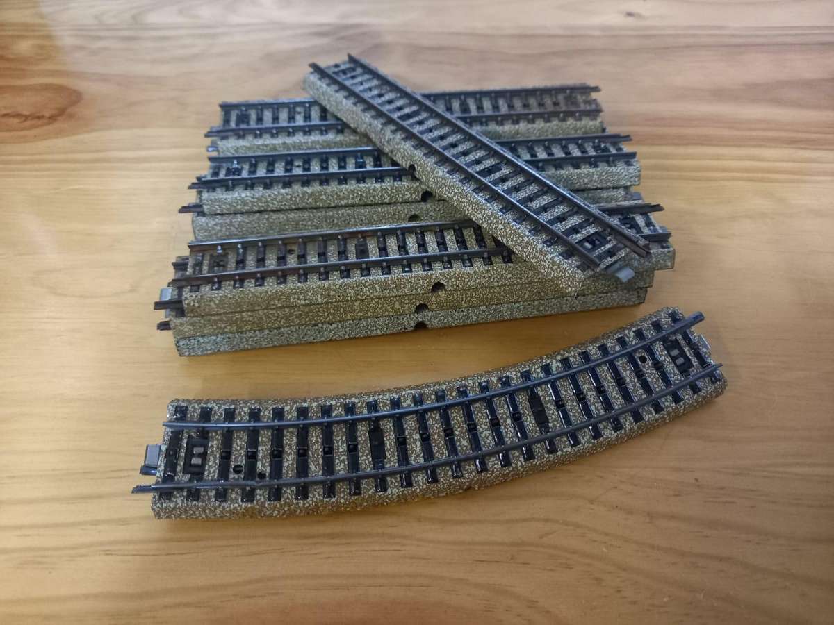 Marklin Metal  Straight & Curved Tracks   HO   - 14 Straight + 2 x Curved    16 Tracks  -   Cleaned