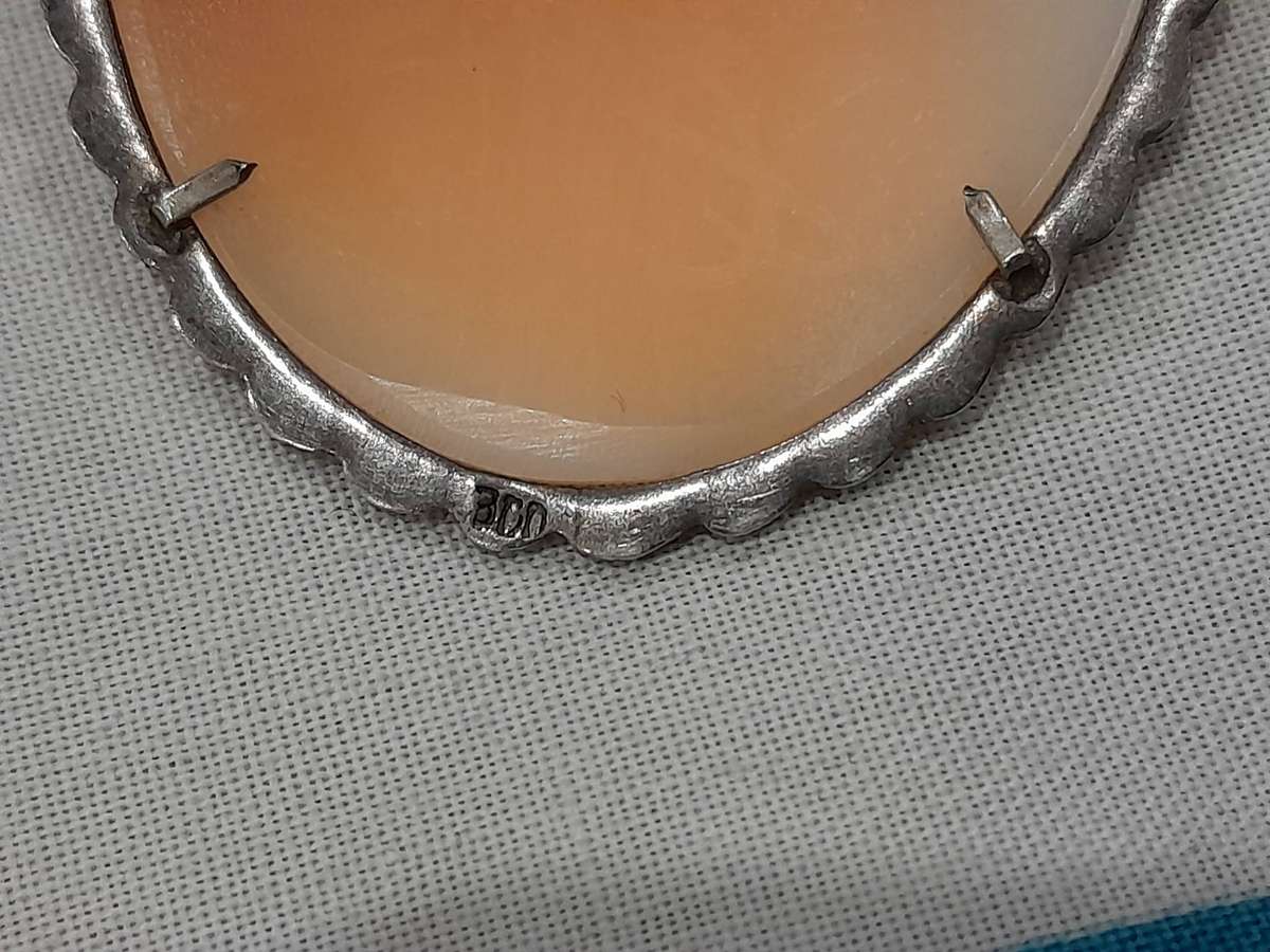 Cameo Marcasite Shell Brooch Silver