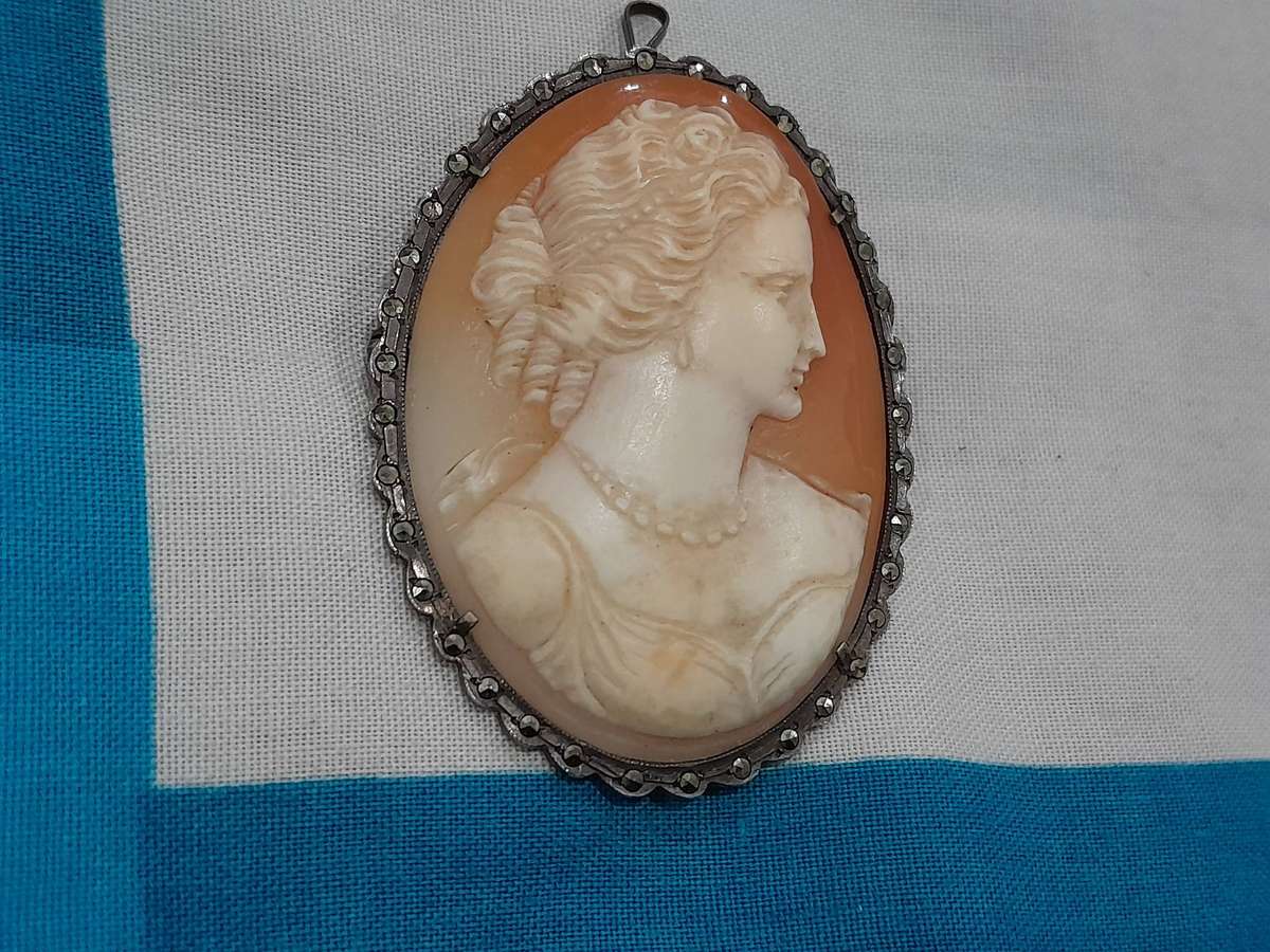 Cameo Marcasite Shell Brooch Silver