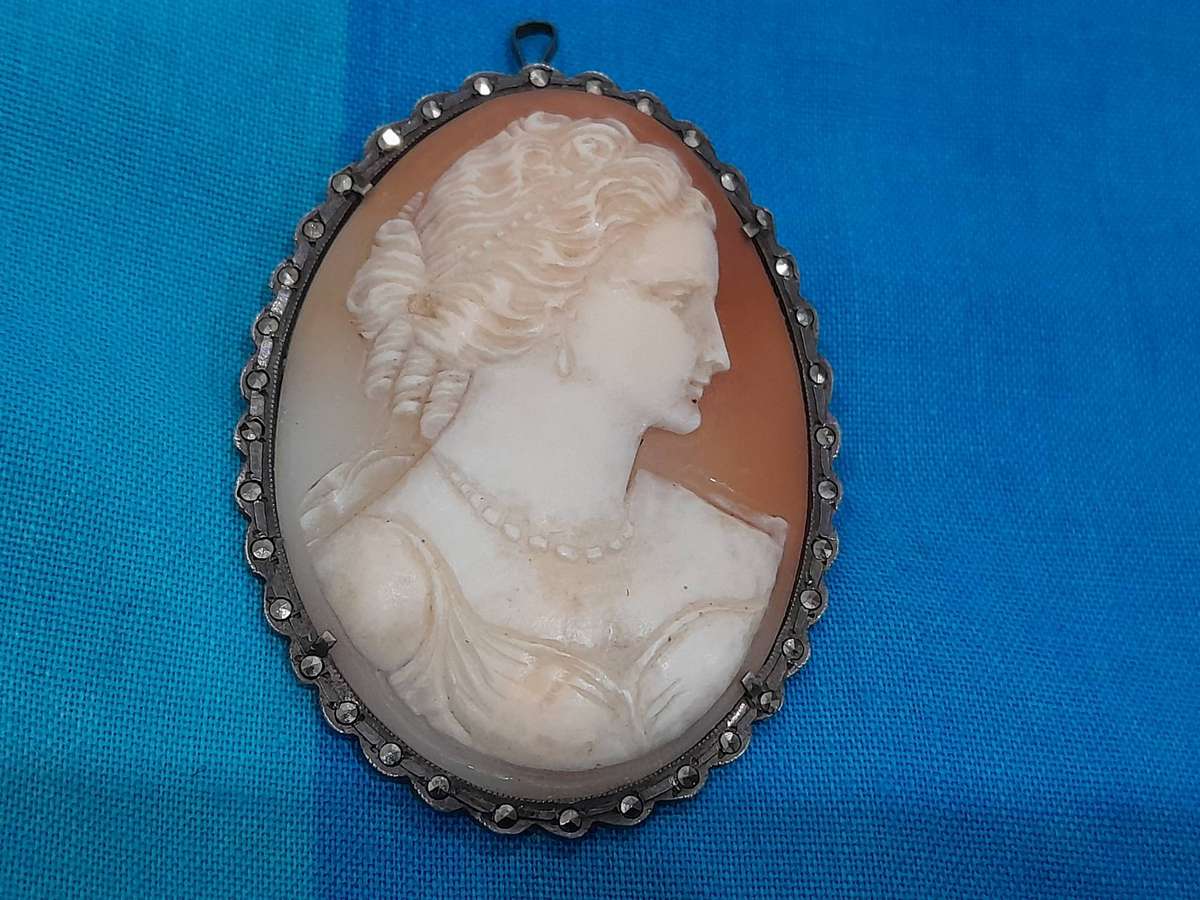 Cameo Marcasite Shell Brooch Silver