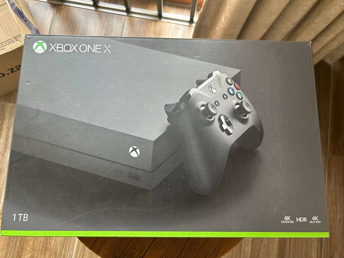 Xbox One X 1TB + controller + 3 Games