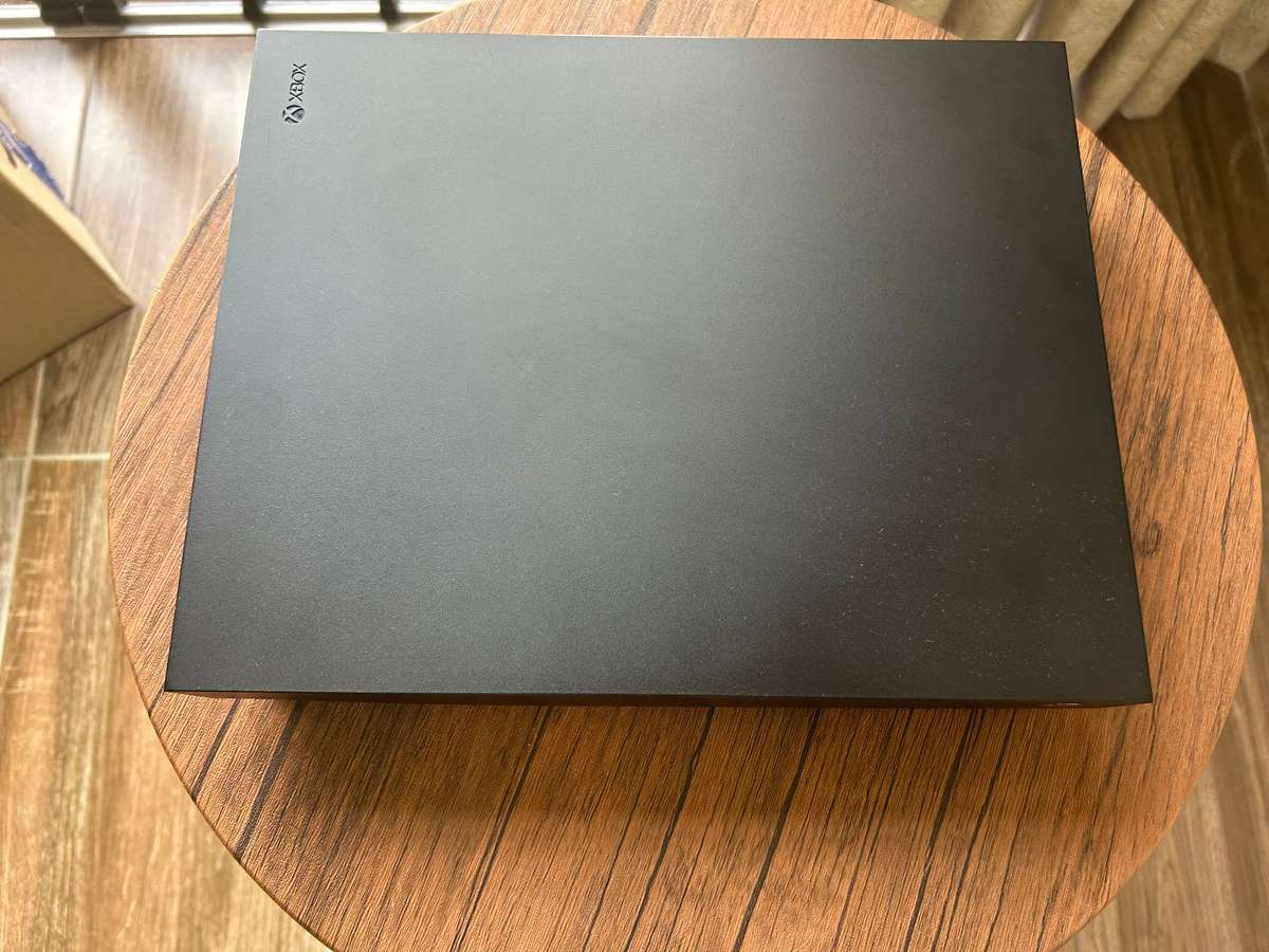 Xbox One X 1TB + controller + 3 Games