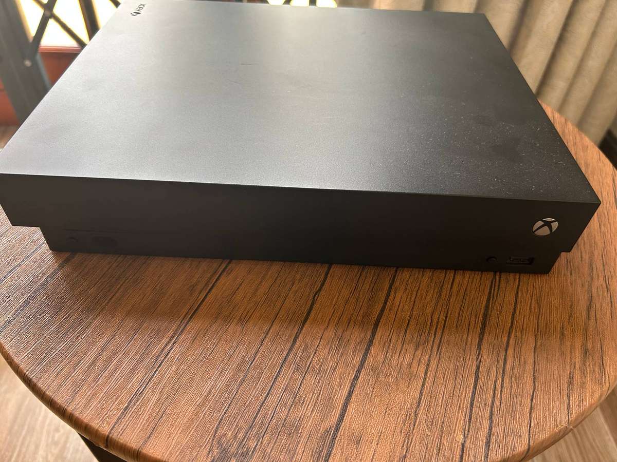 Xbox One X 1TB + controller + 3 Games