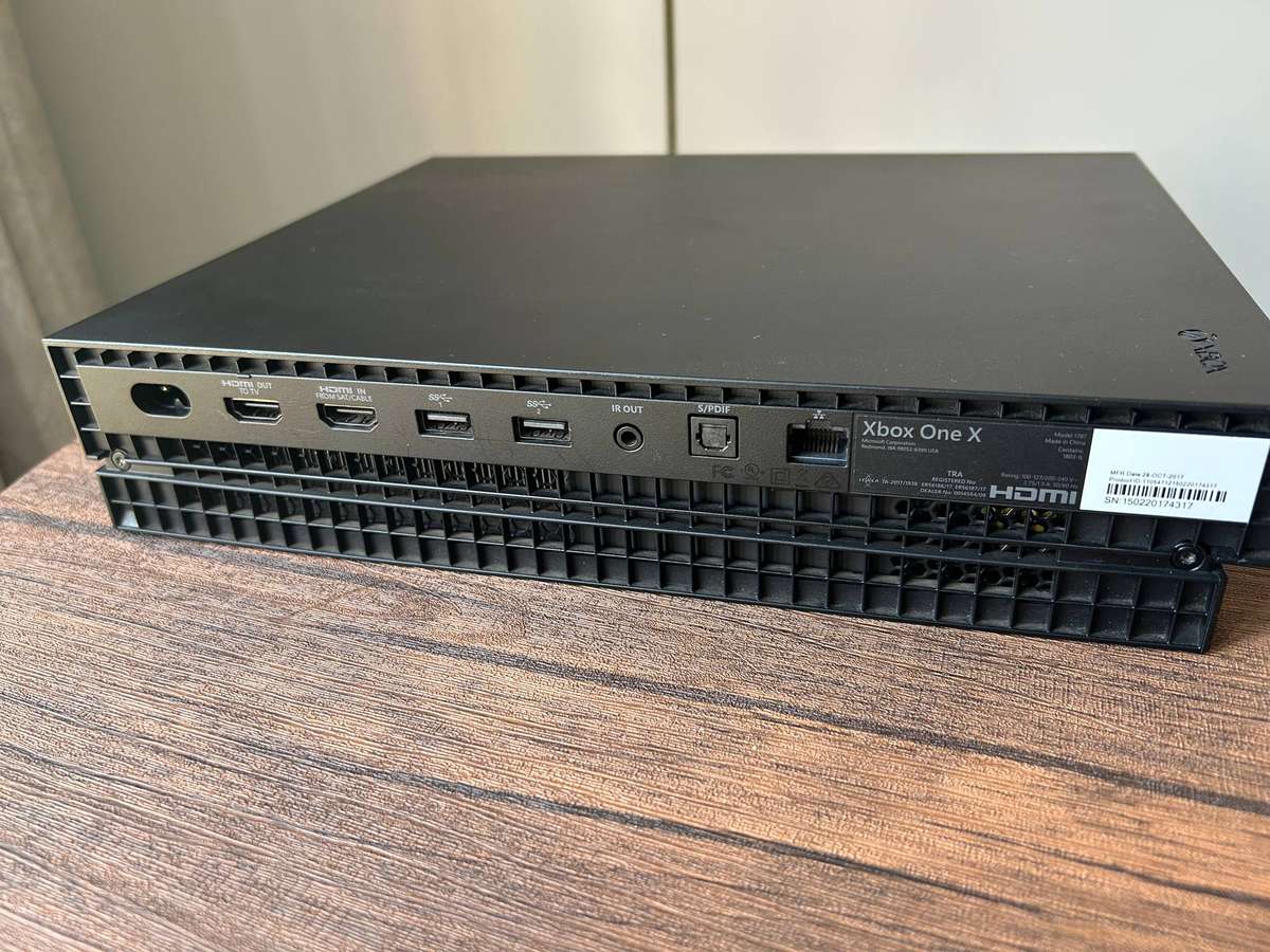 Xbox One X 1TB + controller + 3 Games