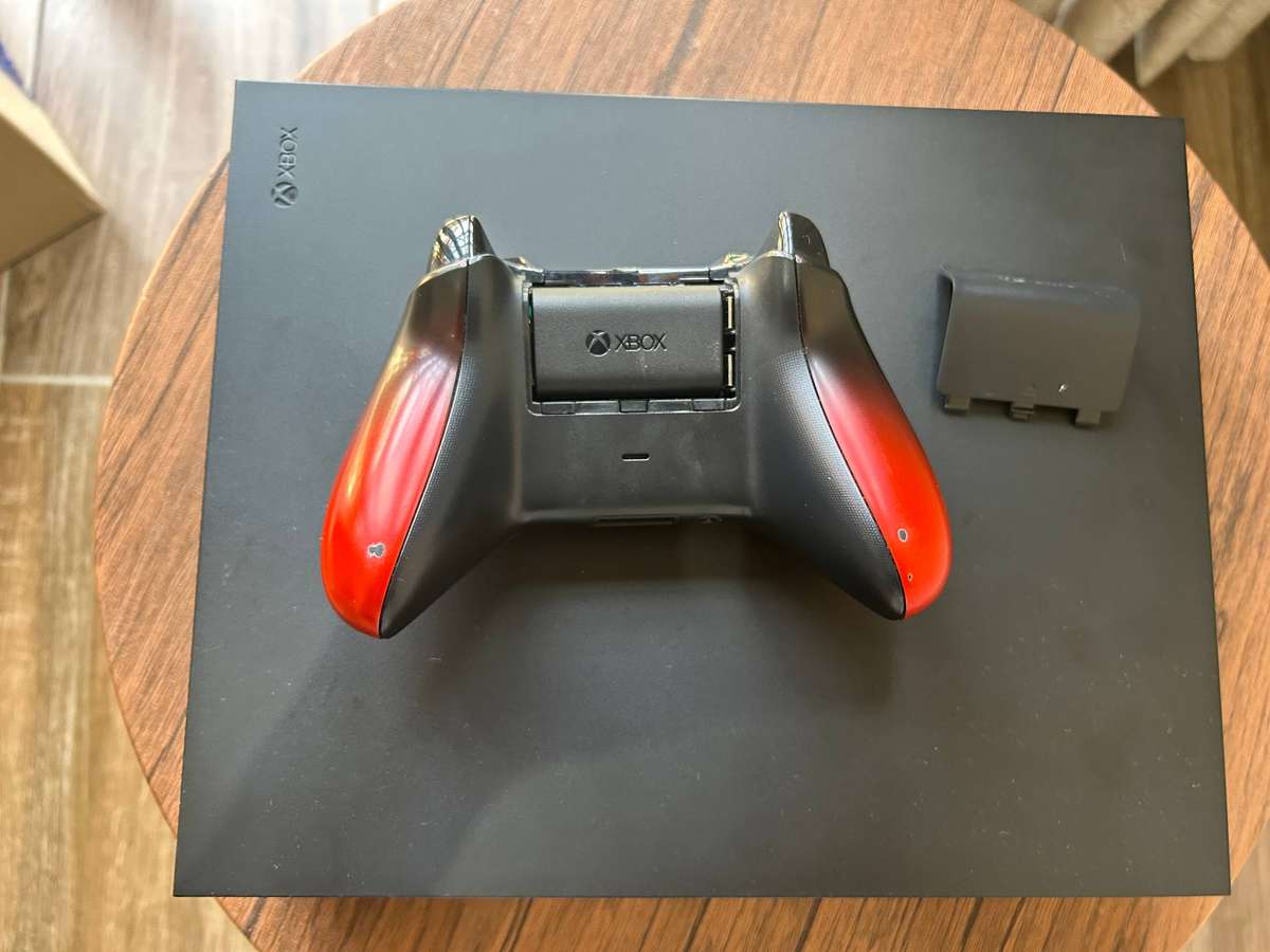 Xbox One X 1TB + controller + 3 Games