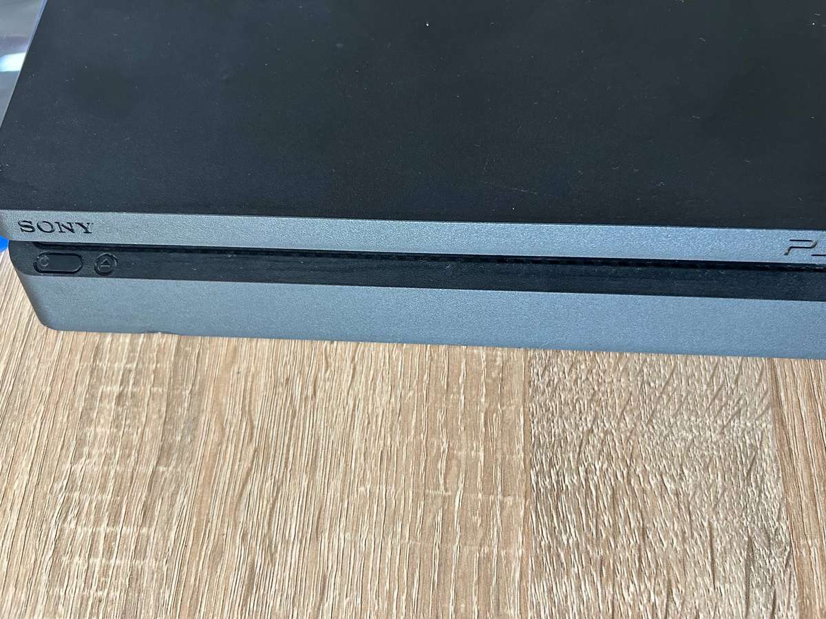 Sony PS4 Slim 500GB + 1 Controller + 2 Games