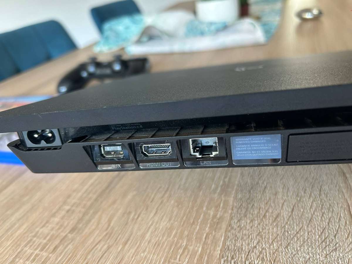 Sony PS4 Slim 500GB + 1 Controller + 2 Games