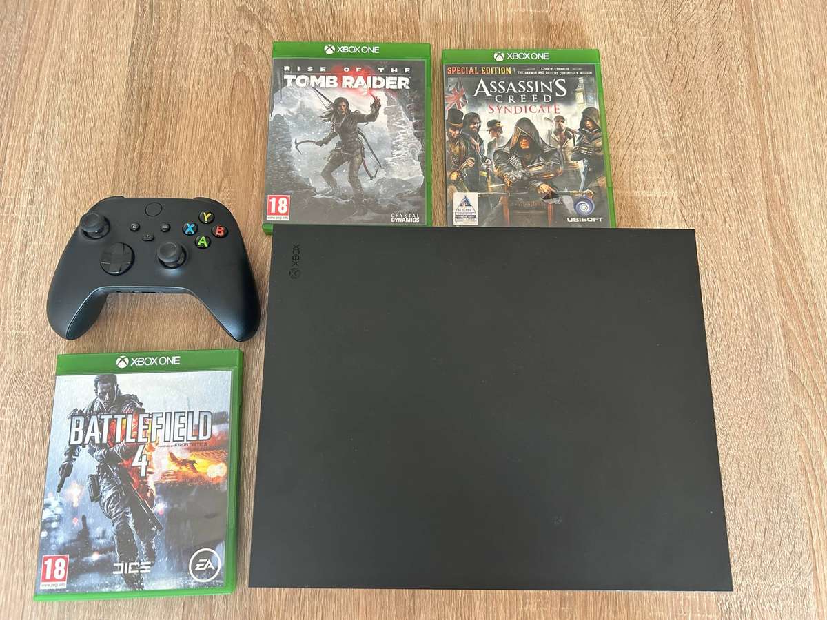 Xbox One X 1TB + controller + 3 Games