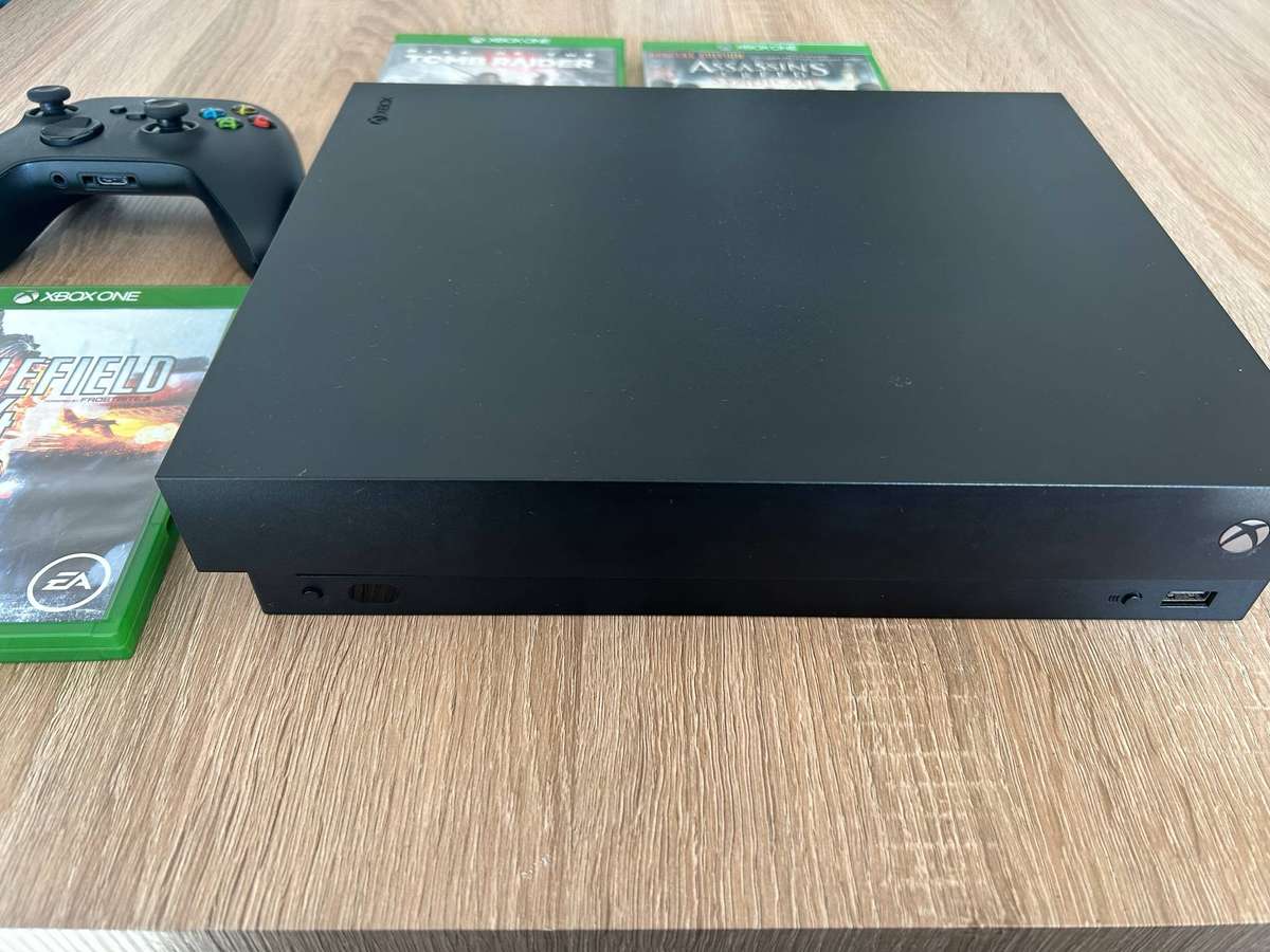 Xbox One X 1TB + controller + 3 Games