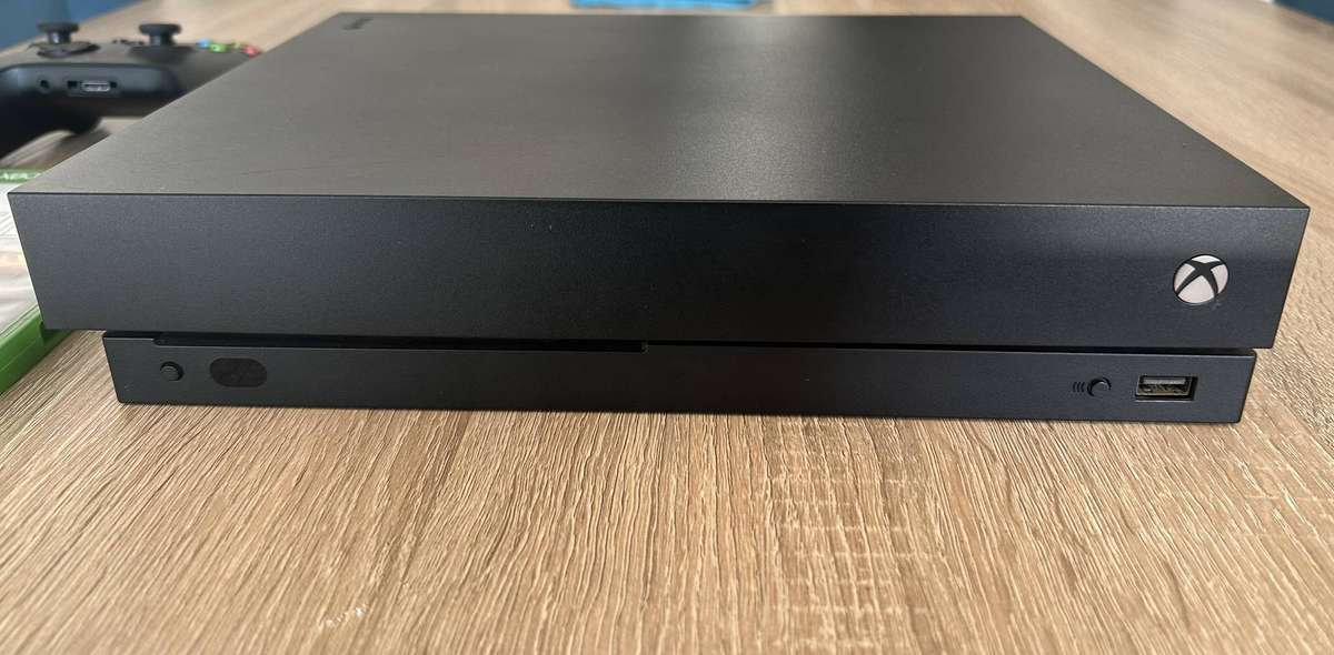 Xbox One X 1TB + controller + 3 Games