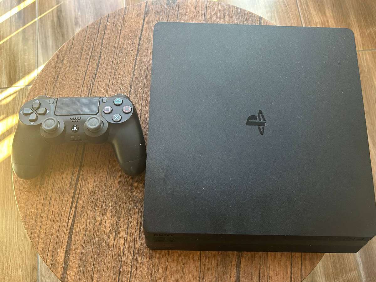 Sony PS4 Slim 500GB + 1 Controller (Boxed with Orignal box)