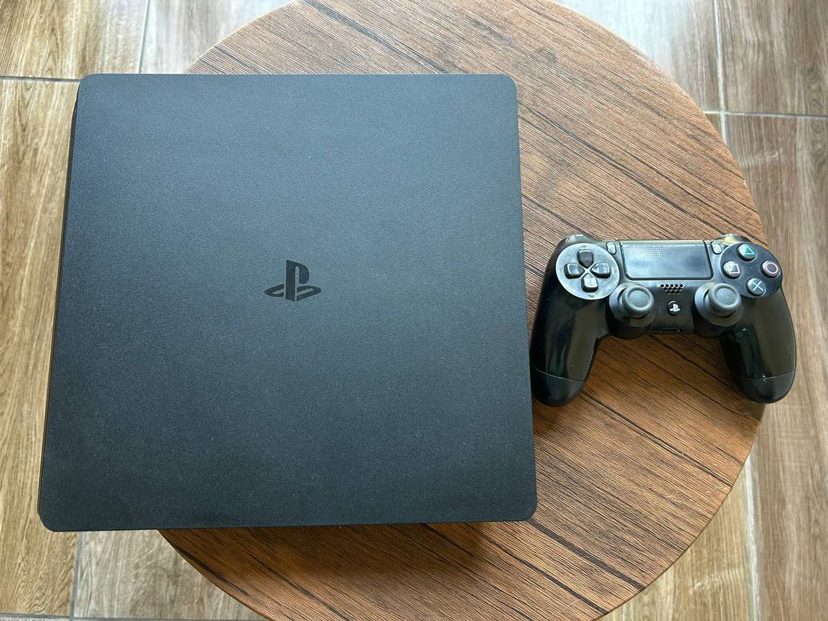 Sony PS4 Slim 500GB + 1 Controller