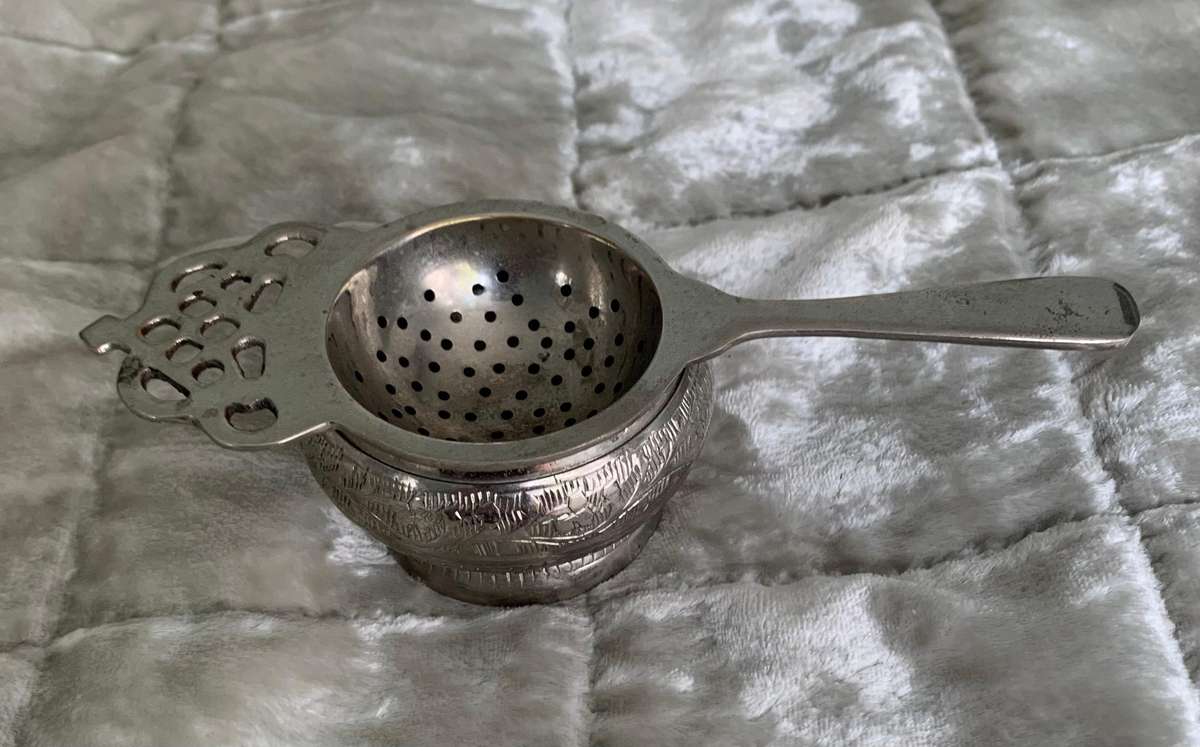 Tea Strainer with base