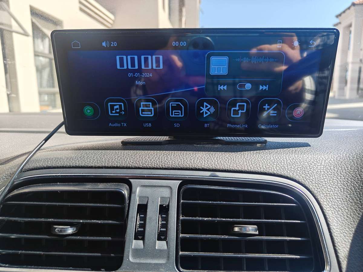 Wireless car play and Android Auto screen with reverse camera