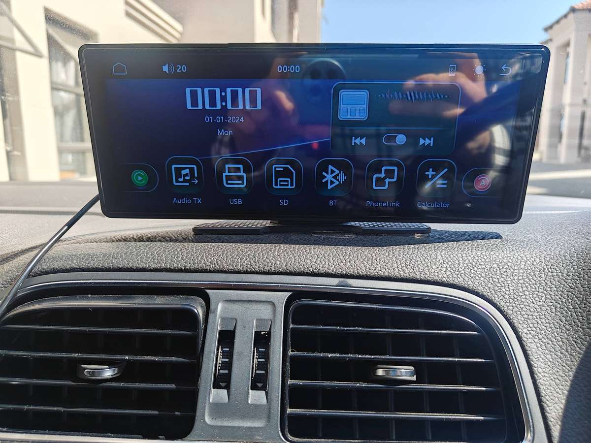 Wireless car play and Android Auto screen with reverse camera