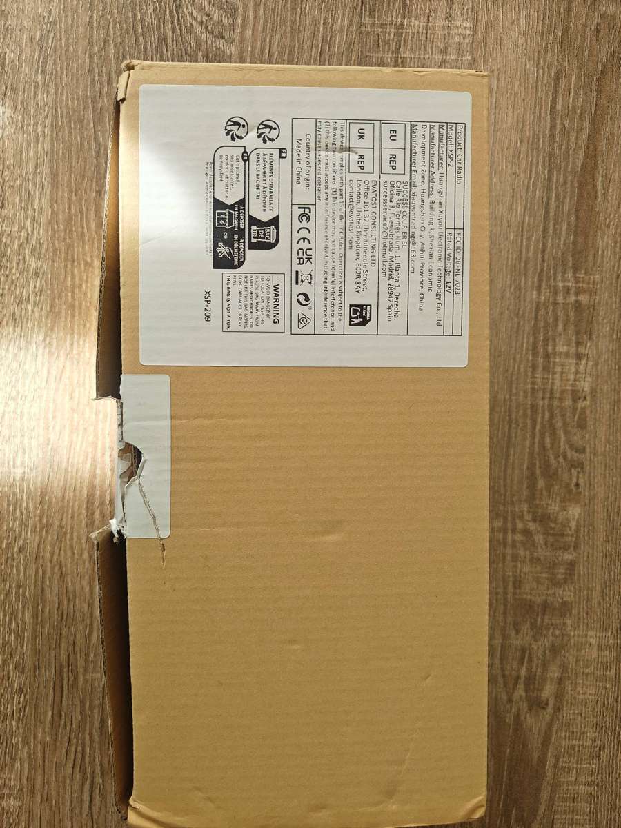 Wireless car play and Android Auto screen with reverse camera