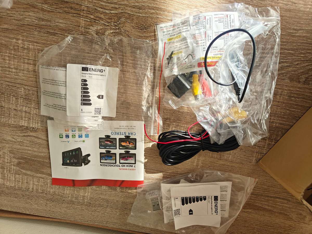 Wireless car play and Android Auto screen with reverse camera