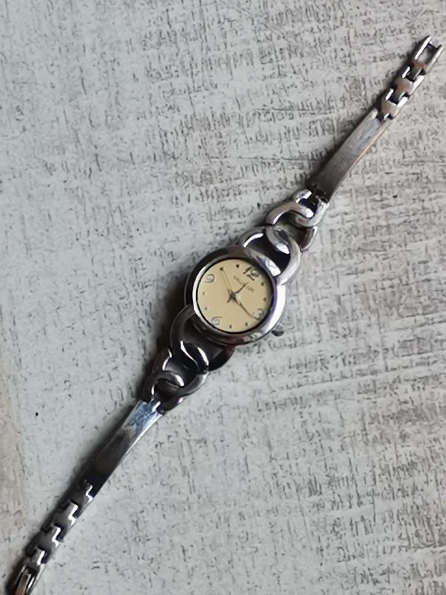 ELEGANT LADIES WATCH SET IN EXCELLENT WORKING CONDITION - BIDDING FOR BOTH WATCHES