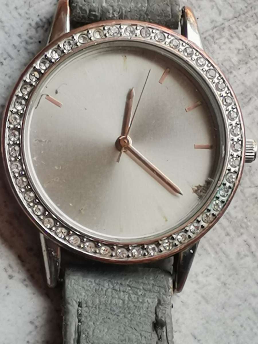 ELEGANT LADIES WATCH SET IN EXCELLENT WORKING CONDITION - BIDDING FOR BOTH WATCHES