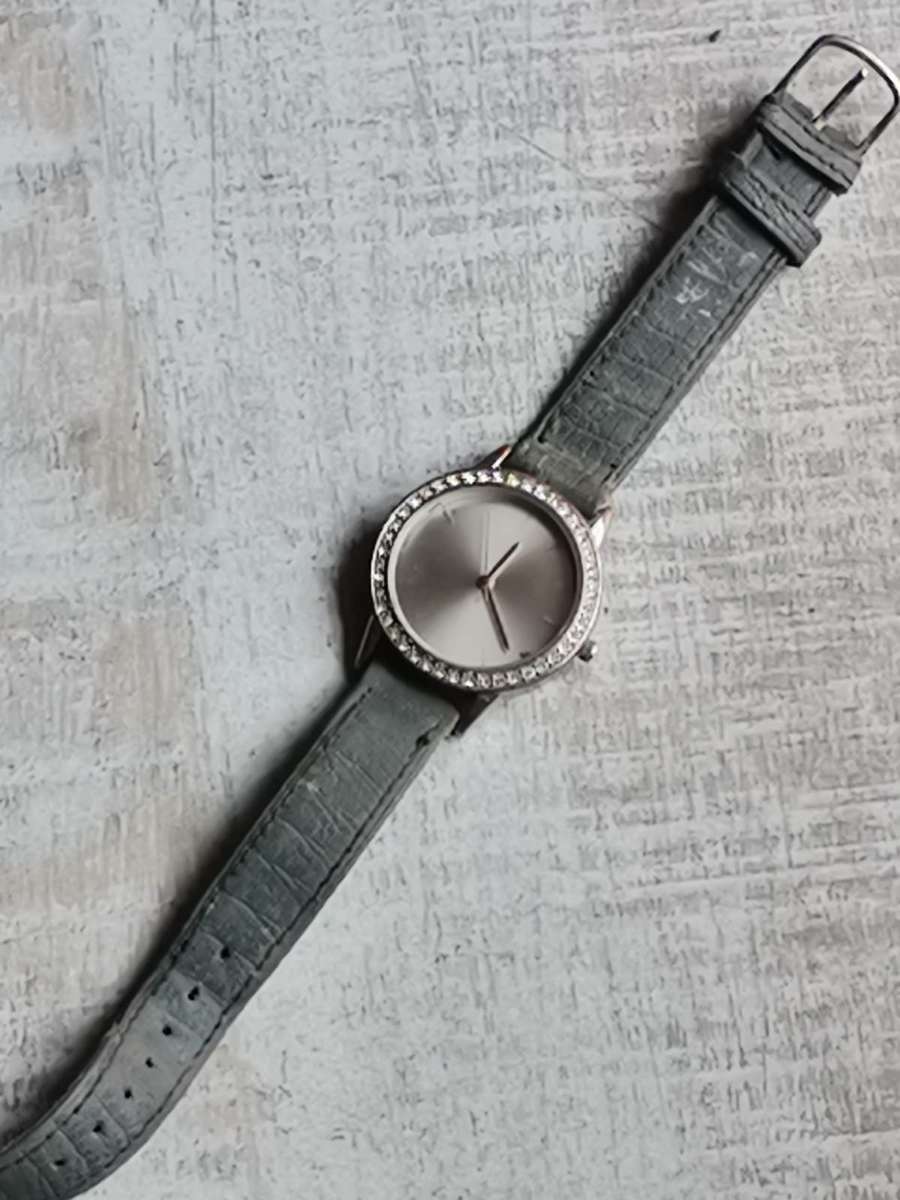 ELEGANT LADIES WATCH SET IN EXCELLENT WORKING CONDITION - BIDDING FOR BOTH WATCHES