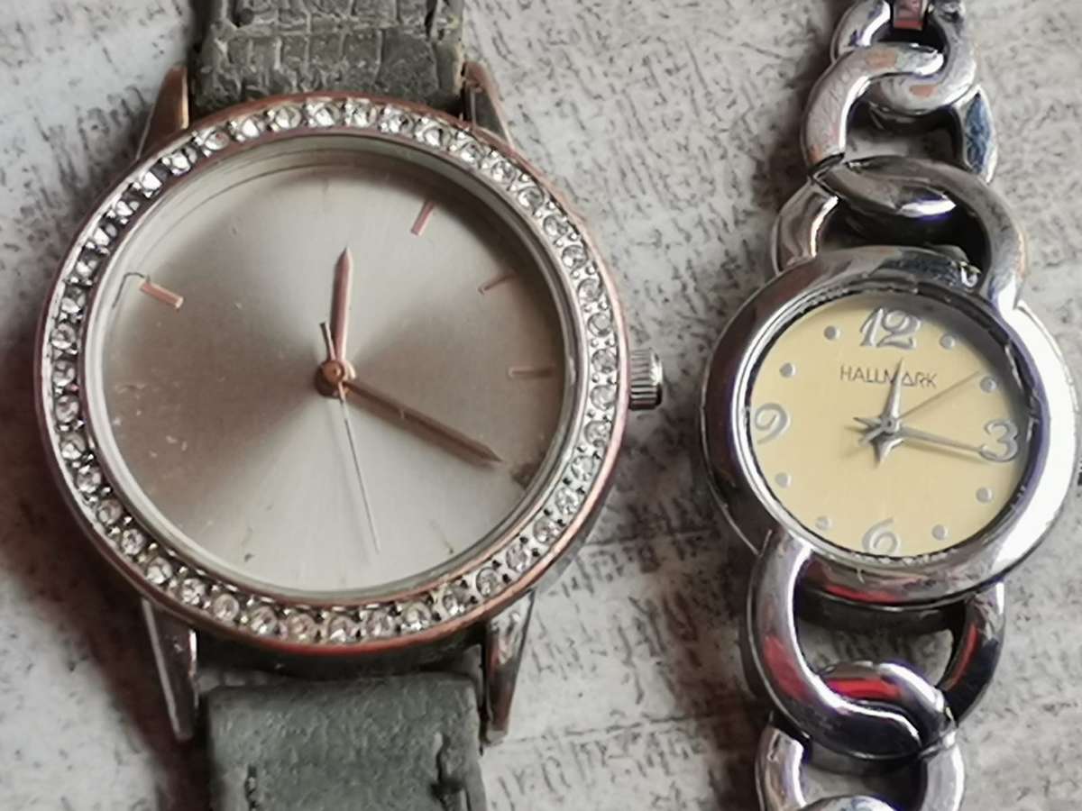 ELEGANT LADIES WATCH SET IN EXCELLENT WORKING CONDITION - BIDDING FOR BOTH WATCHES