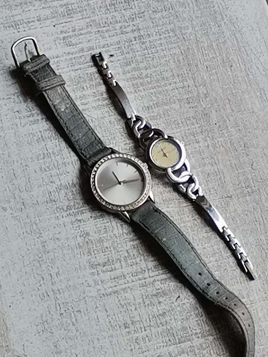 ELEGANT LADIES WATCH SET IN EXCELLENT WORKING CONDITION - BIDDING FOR BOTH WATCHES