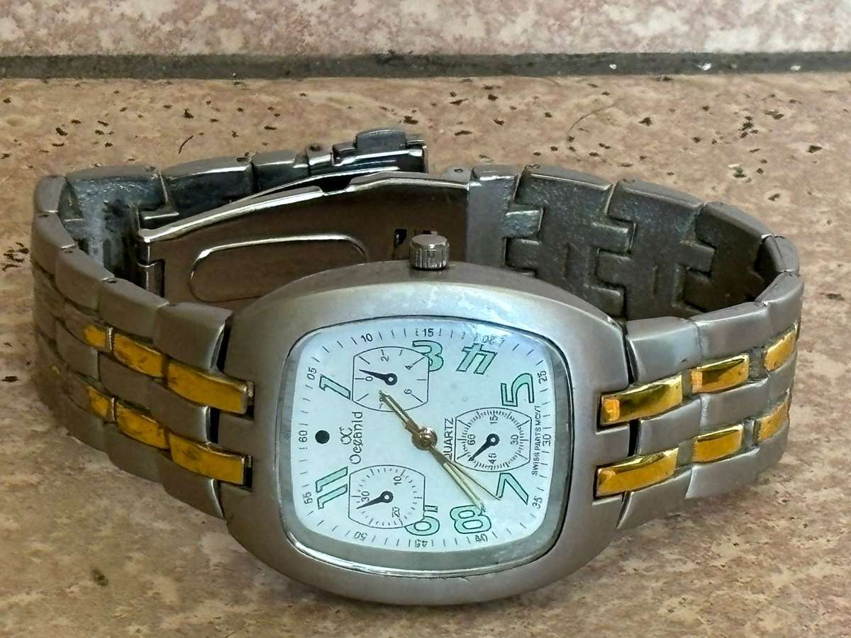 MENS OCEANIC STAINLESS STEEL WATCH IN EXCELLENT WORKING CONDITION