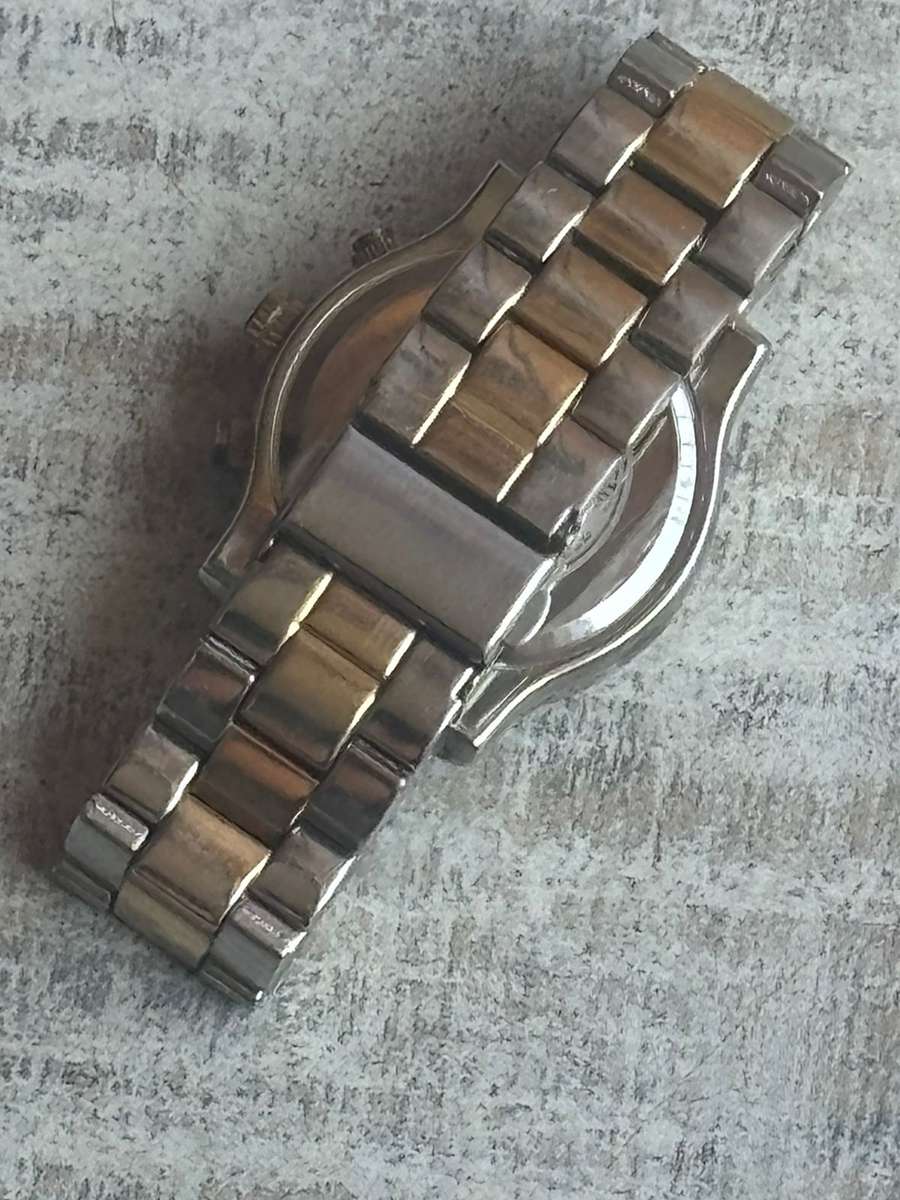LADIES JUSTIN WATCH WITH BIG FACE IN EXCELLENT WORKING CONDITION
