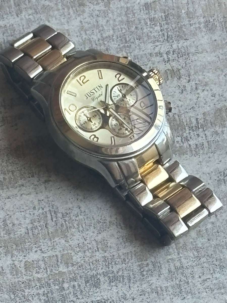 LADIES JUSTIN WATCH WITH BIG FACE IN EXCELLENT WORKING CONDITION