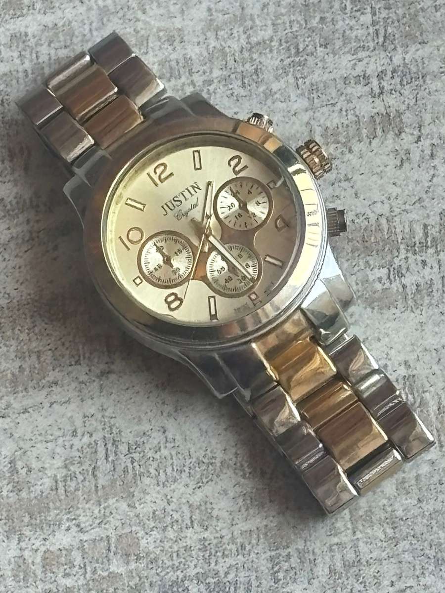 LADIES JUSTIN WATCH WITH BIG FACE IN EXCELLENT WORKING CONDITION
