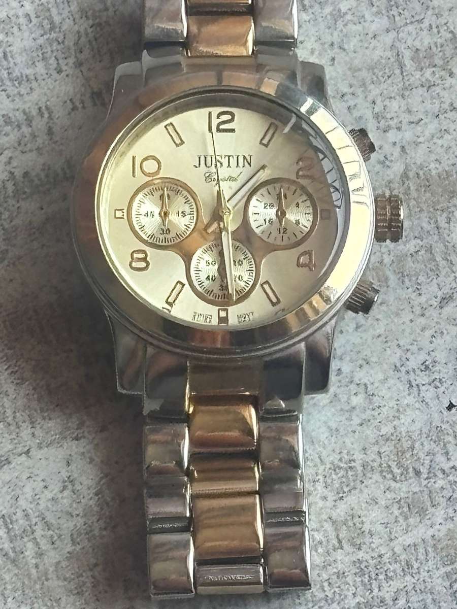LADIES JUSTIN WATCH WITH BIG FACE IN EXCELLENT WORKING CONDITION