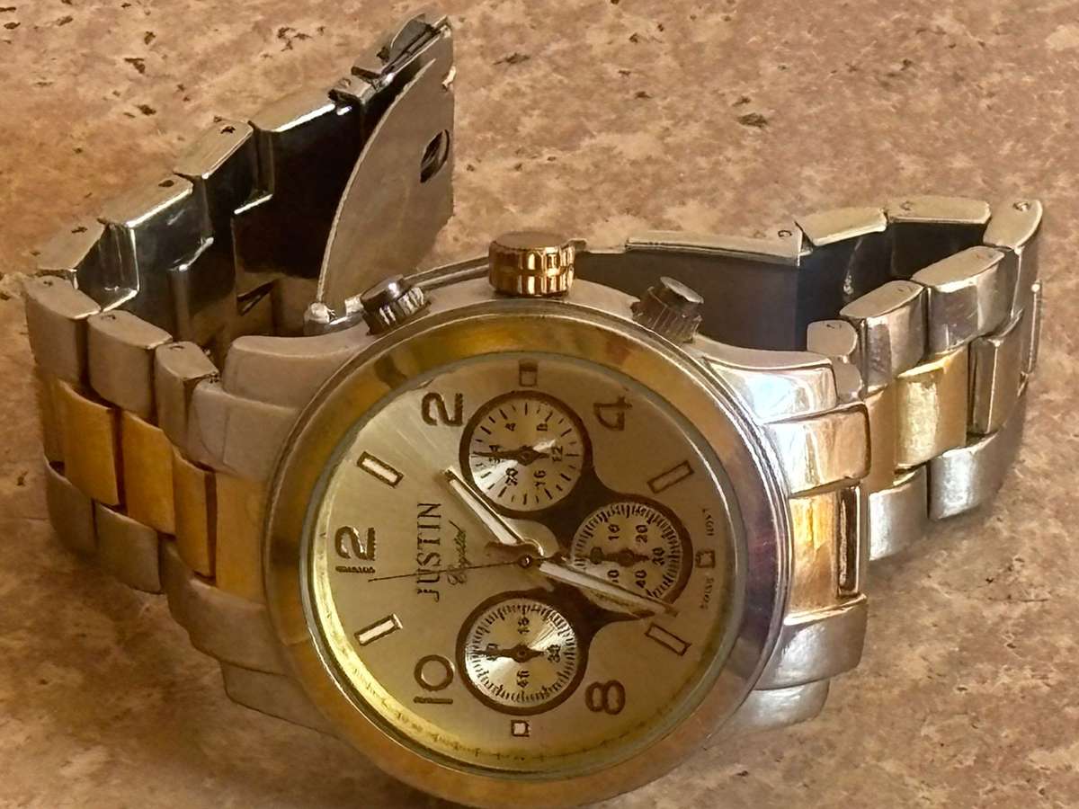 LADIES JUSTIN WATCH WITH BIG FACE IN EXCELLENT WORKING CONDITION