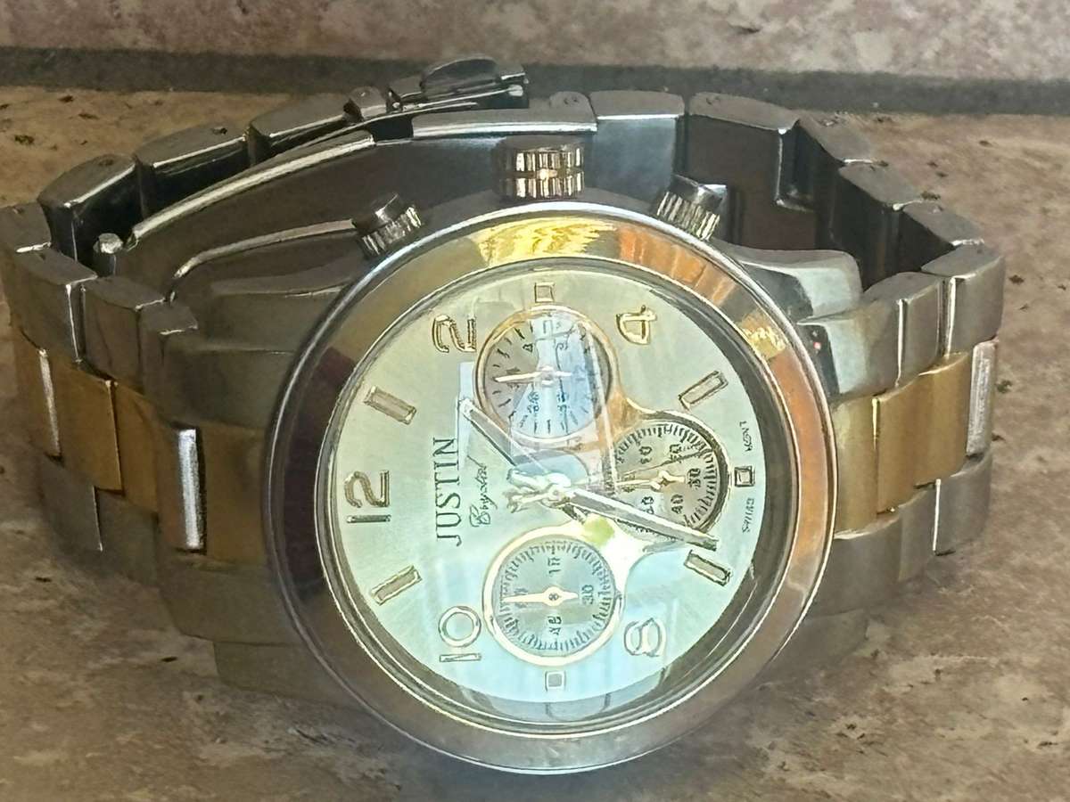 LADIES JUSTIN WATCH WITH BIG FACE IN EXCELLENT WORKING CONDITION