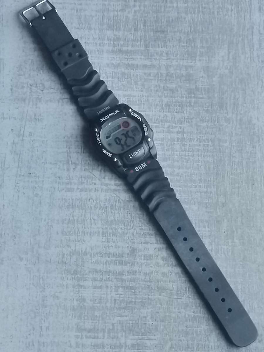 XONIX MENS DIGITAL SPORTS WATCH IN EXCELLENT WORKING CONDITION