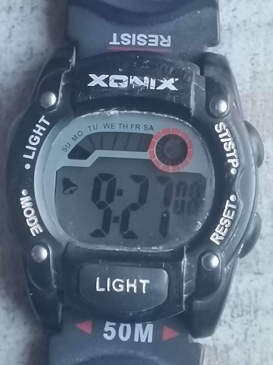XONIX MENS DIGITAL SPORTS WATCH IN EXCELLENT WORKING CONDITION