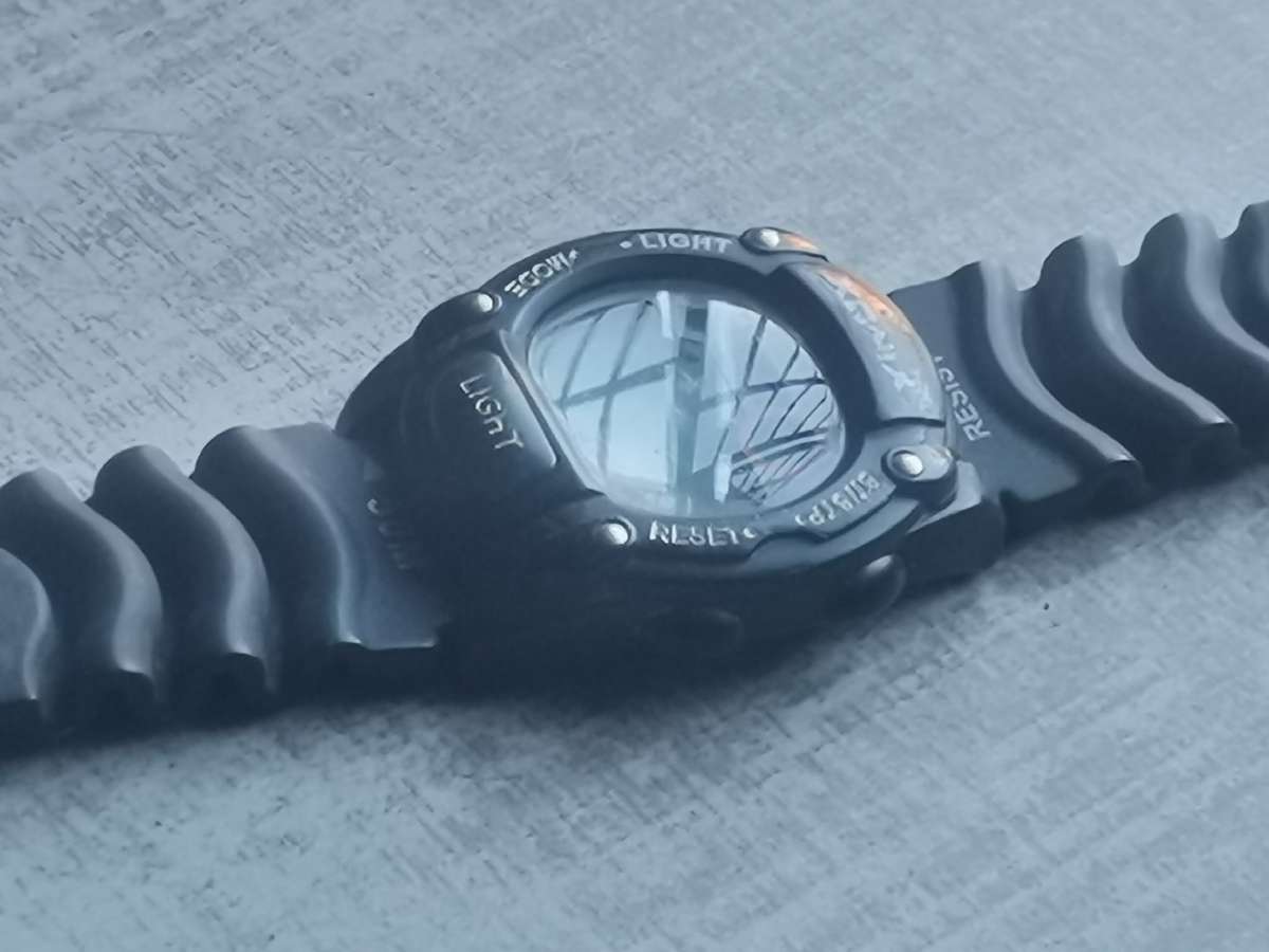 XONIX MENS DIGITAL SPORTS WATCH IN EXCELLENT WORKING CONDITION