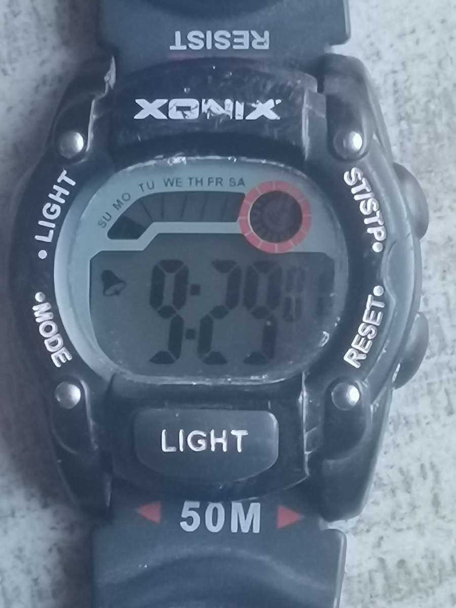 XONIX MENS DIGITAL SPORTS WATCH IN EXCELLENT WORKING CONDITION