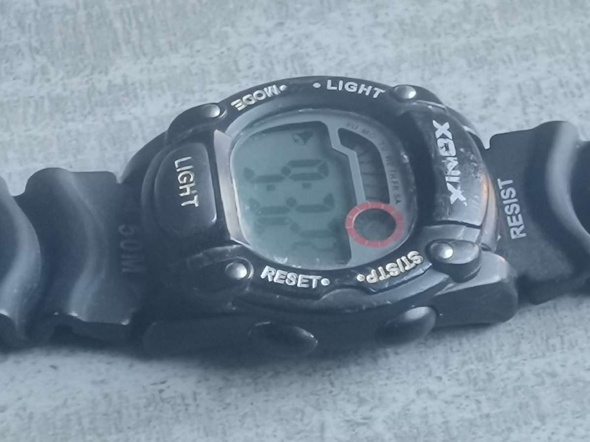 XONIX MENS DIGITAL SPORTS WATCH IN EXCELLENT WORKING CONDITION
