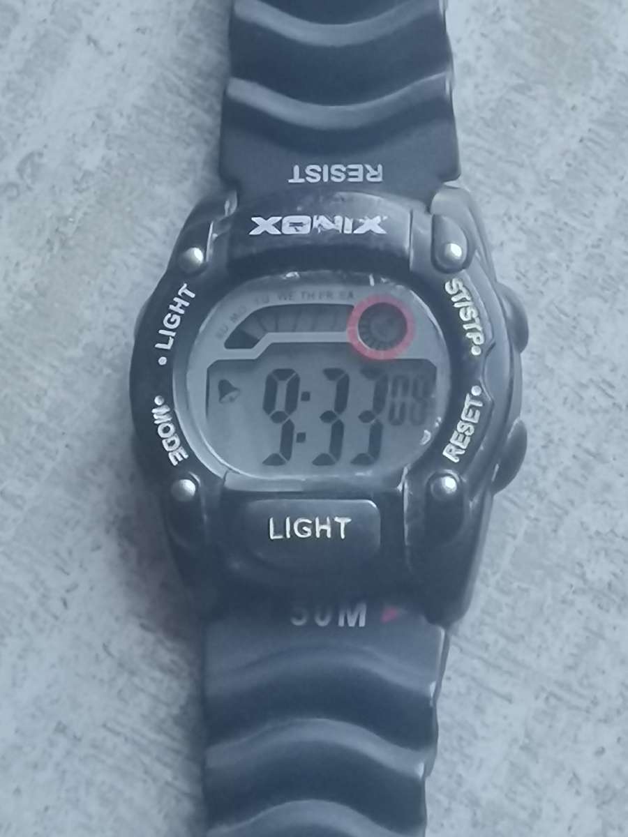 XONIX MENS DIGITAL SPORTS WATCH IN EXCELLENT WORKING CONDITION