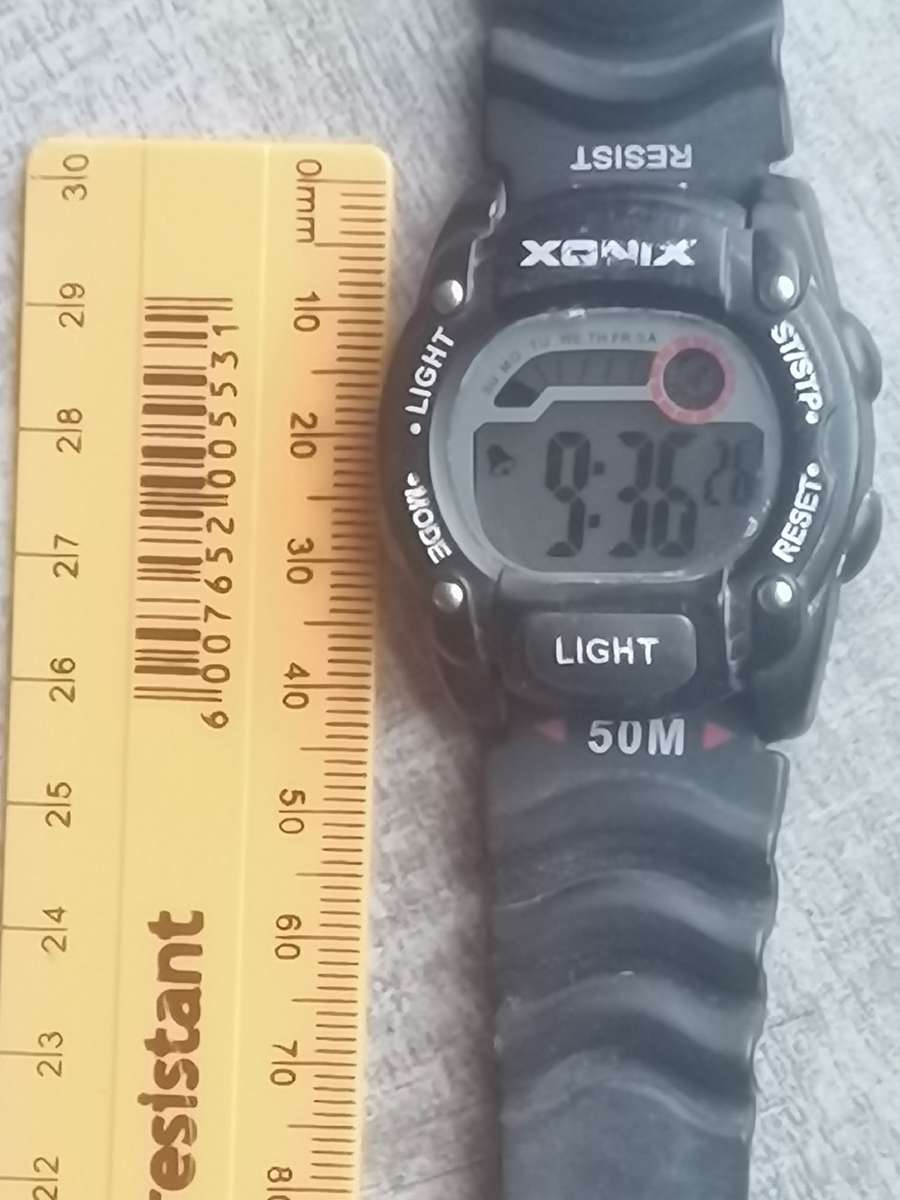 XONIX MENS DIGITAL SPORTS WATCH IN EXCELLENT WORKING CONDITION
